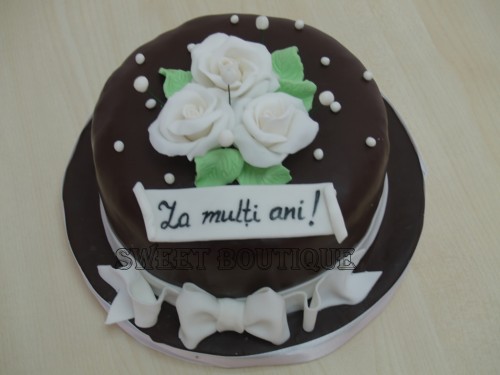 Tort aniversar cu trandafiri albi